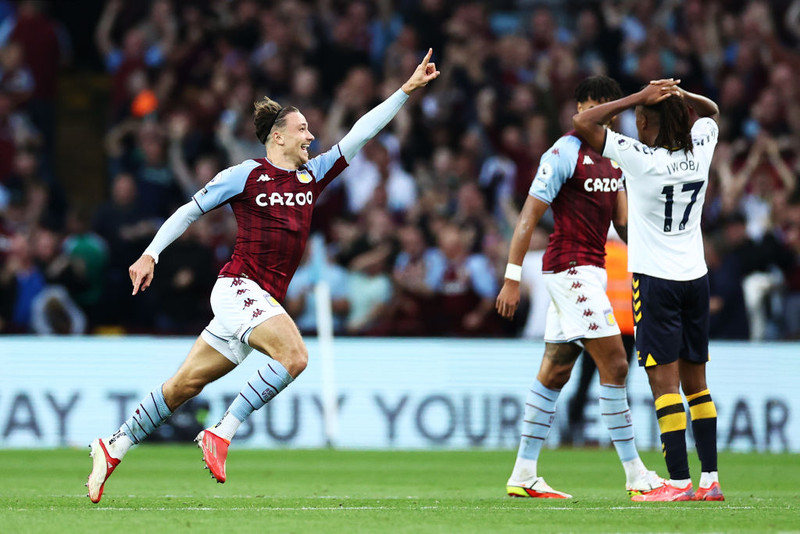 Cash fagnar hér marki með Aston Villa.