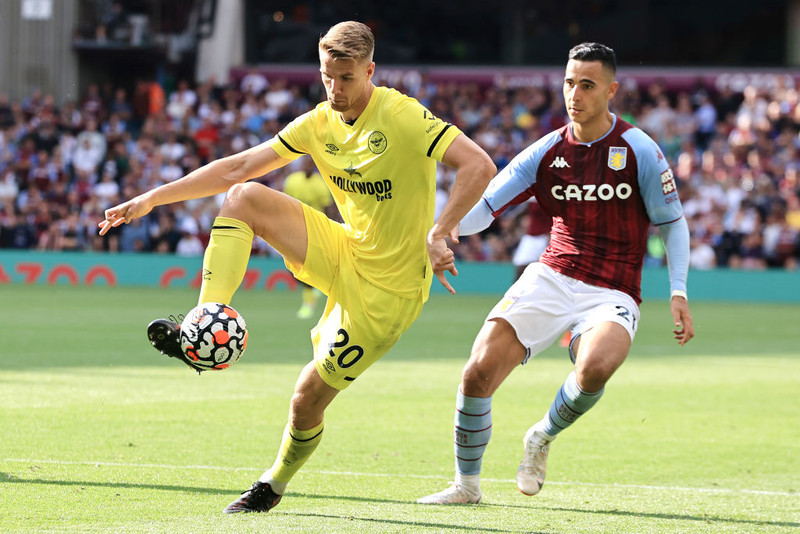 <b>7. Kristoffer Ajer (Brentford)</b> - Það er talað um marga í Brentford-liðinu en Ajer hefur verið frábær í þriggja manna vörn liðsins. Kom frá Celtic fyrir einungis 13 milljónir punda og á hverja góðu frammistöðuna á fætur annarri.