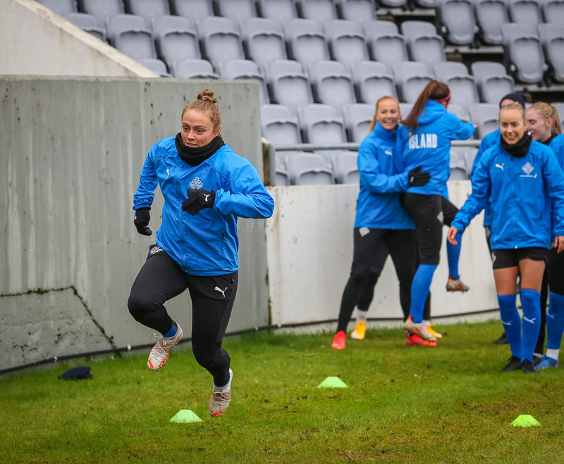Sif öflug í upphitun, og í golfi.
