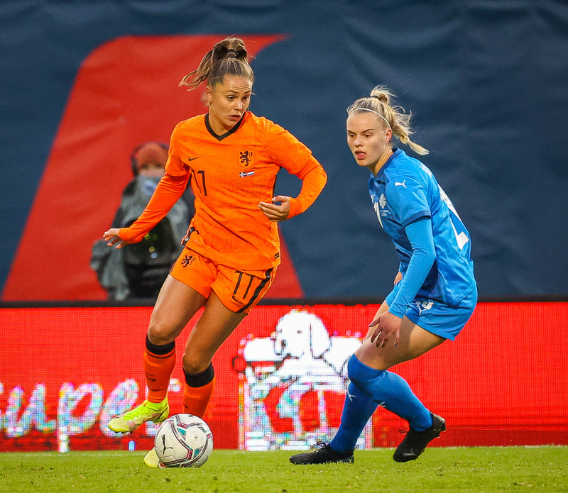 Guðný í baráttunni við Lieke Martens.