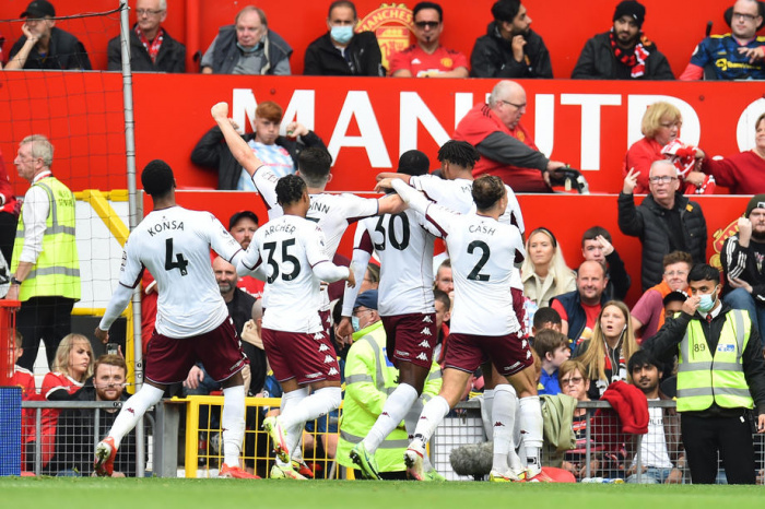 Aston Villa menn fagna á Old Trafford í 0-1 sigri í september.