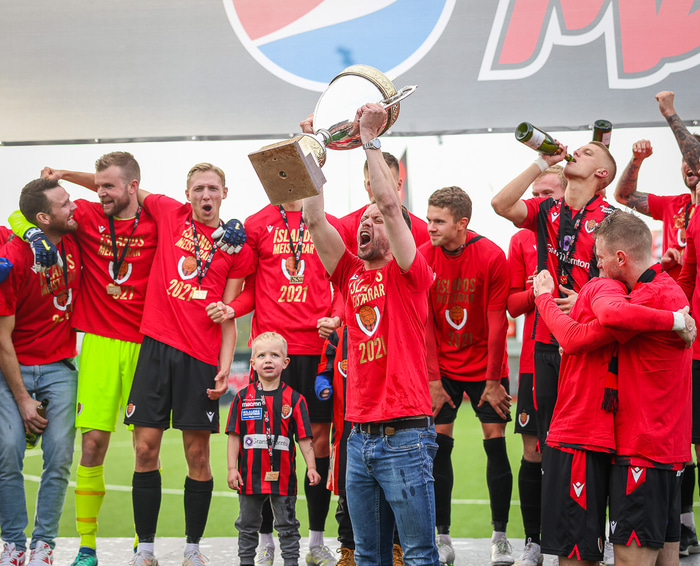 Kári Árnason leikmaður Víkings R fagnar í dag.