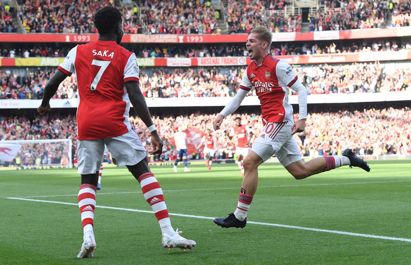 Emile Smith Rowe fagnar með Bukayo Saka