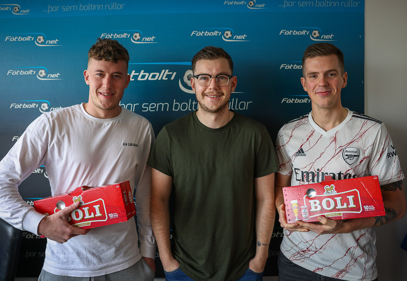 Samúel Már (KV), Sverrir Mar og Unnar Ari (Þróttur Vogum). Gestirnir voru leystir út með Bola.