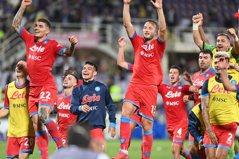 Napoli er með þriggja stiga forskot á toppnum.