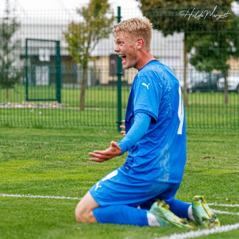 Orri Steinn fagnar með U19 ára landsliðinu í haust.