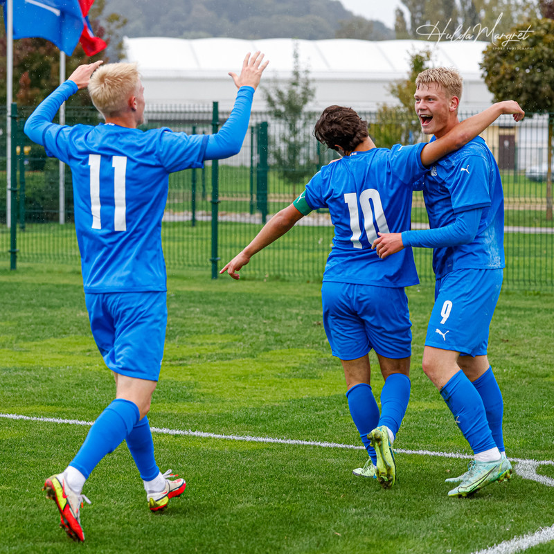 Orri fagnar með Hákoni Arnari í leik með U19 síðasta haust. Með þeim er Danijel Dejan Djuric, leikmaður FC Midtjylland.