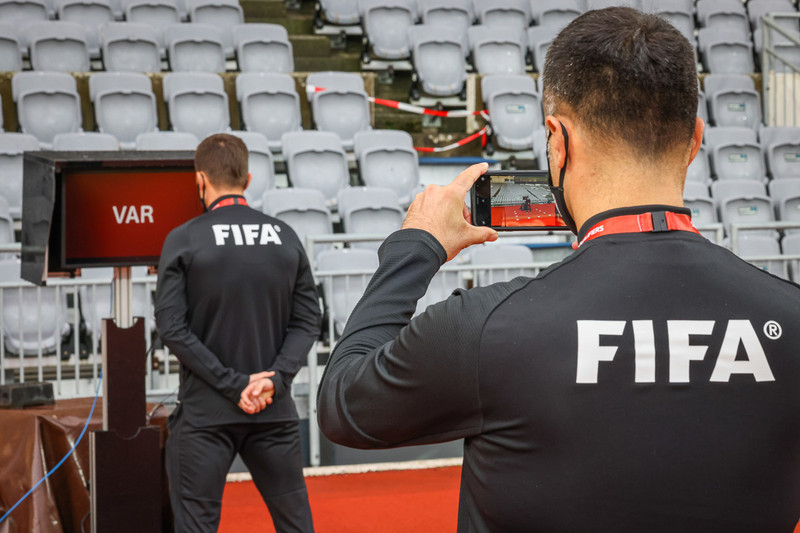 Dómarinn að æfa sig í VAR fyrir leik.