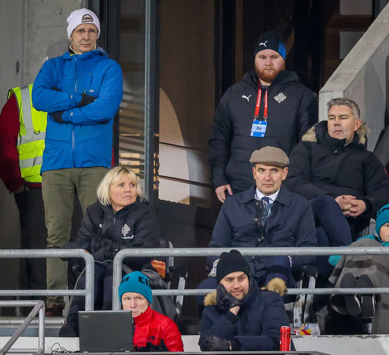 Vanda við hlið Guðna Th. Jóhannessonar, forseta Íslands, á leiknum við Armeníu.