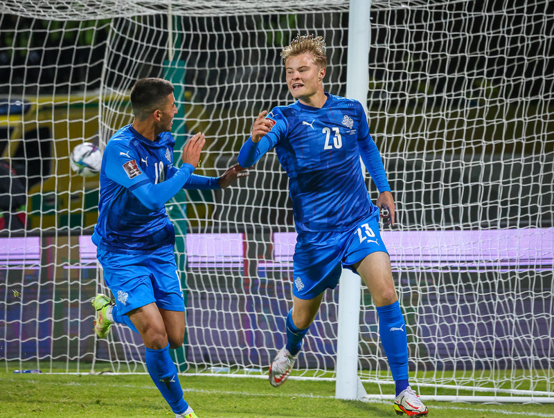 Twitter - Gaf Alberti fingurinn og #TakkGuðjohnsen