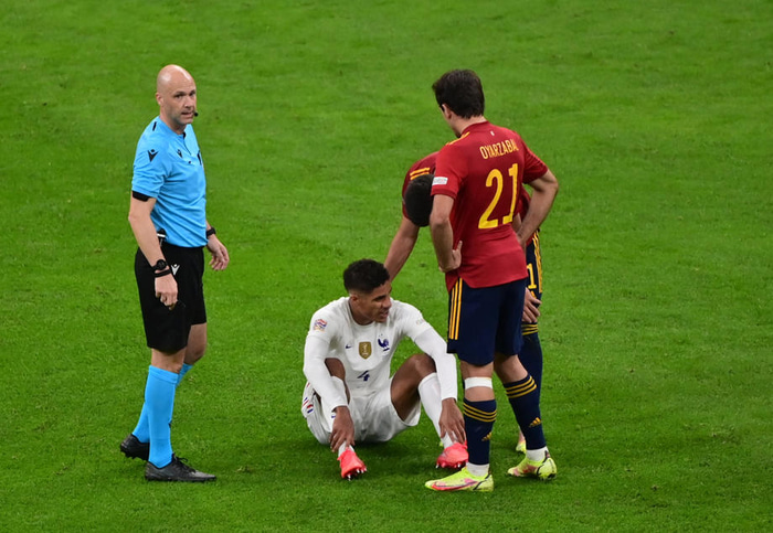 Raphael Varane meiddist gegn Spánverjum og þurfti að fara af velli í fyrri hálfleik