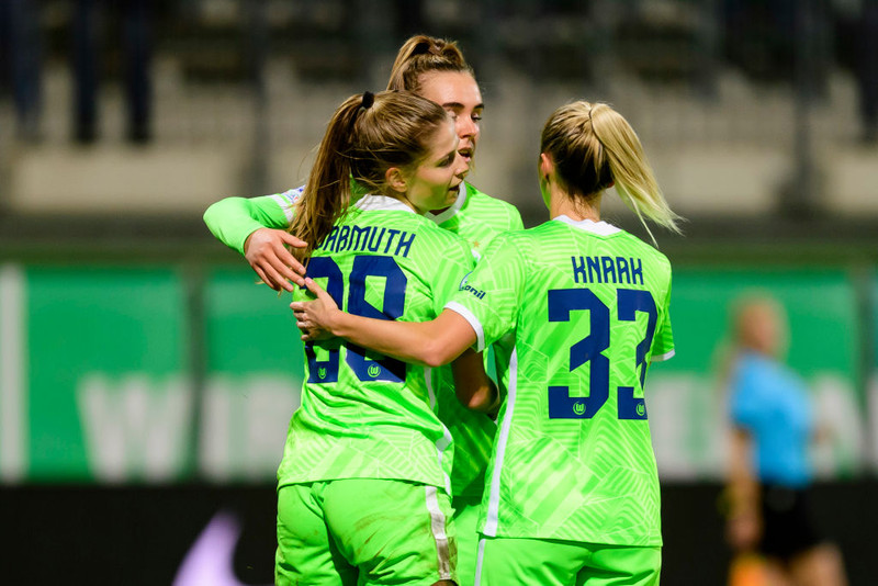 Tabea Wassmuth fagnar marki ásamt leikmönnum Wolfsburg í kvöld