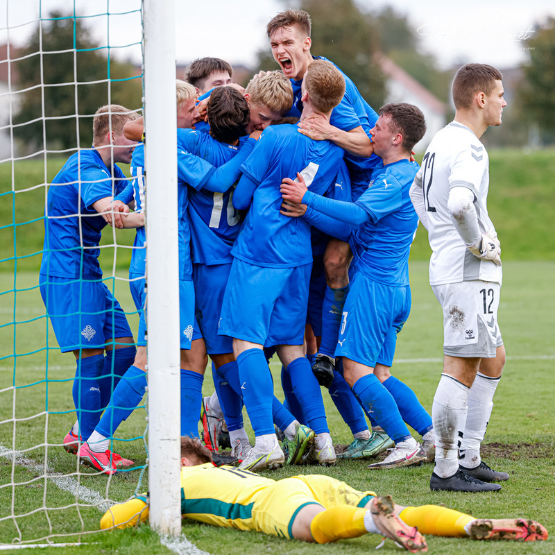 U19 ára landsliðið fagnar marki