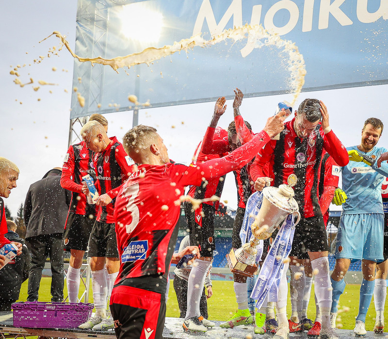 Logi sullar mjólk yfir Sölva eftir bikartitilinn 2021.