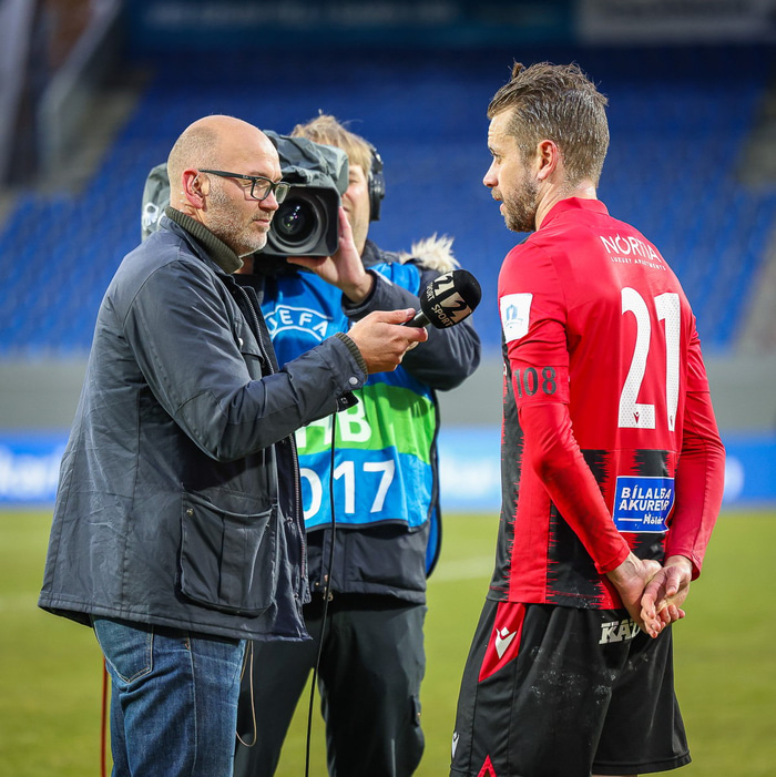 Gunnlaugur Jónsson spjallar við Kára Árnason.