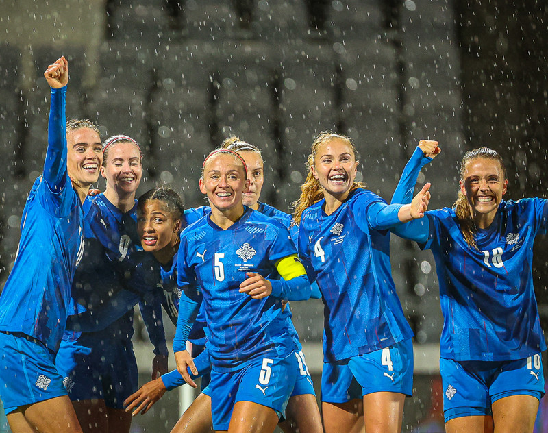 Stelpurnar okkar keppa á Englandi á næsta ári.