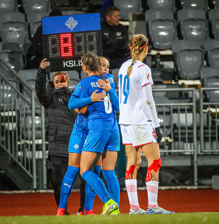 Karó af velli og Alex kom inn.