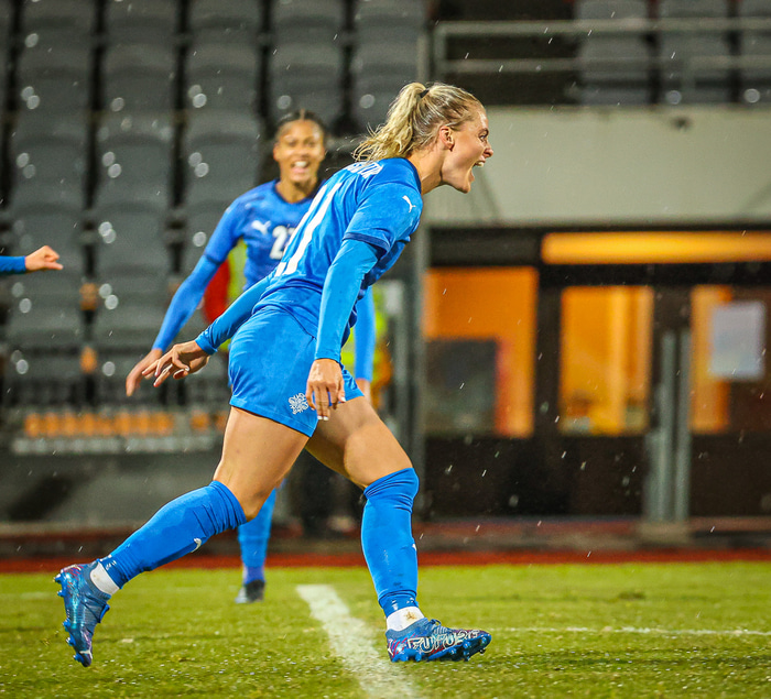 Svava fagnar marki sínu gegn Tékklandi.