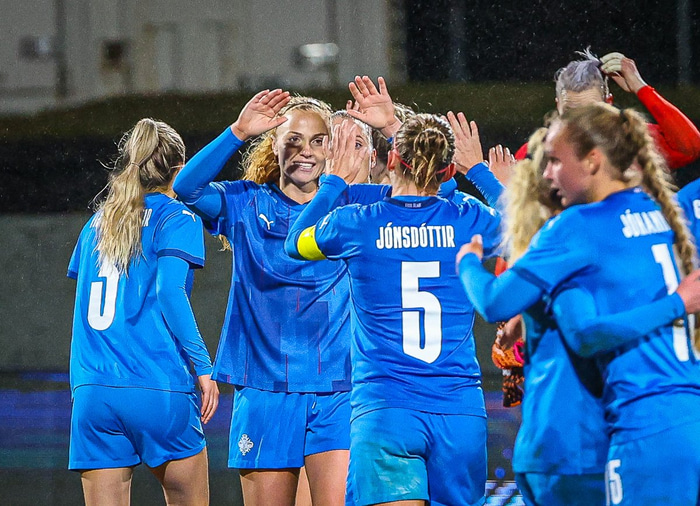 Ánægðar eftir leikinn gegn Tékkum.