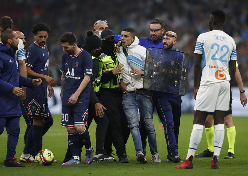Áhorfandi komst í snertingu við Messi.