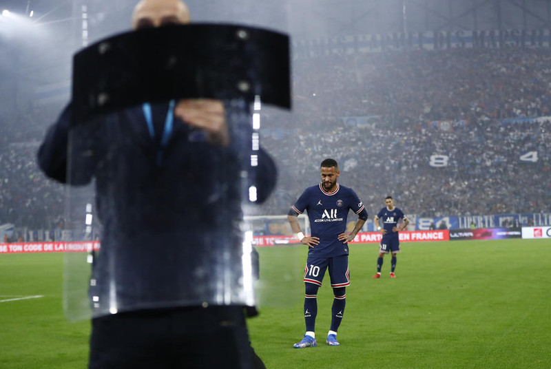 Lögreglan notar skjöld til að verja Neymar.