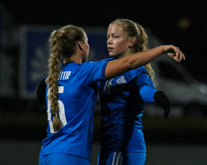 Alexandra Jóhannsdóttir og Amanda Andradóttir í leiknum í kvöld.