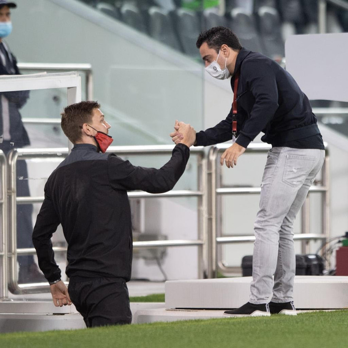 Bjarki Már og spænska goðsögnin Xavi.