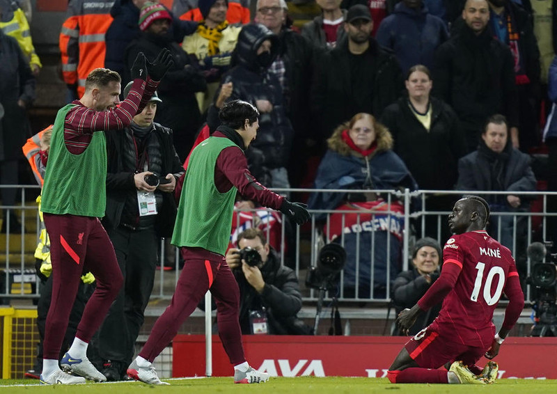 Sadio Mane ákvað að renna sér á hnjánum í fagni sínu gegn Arsenal