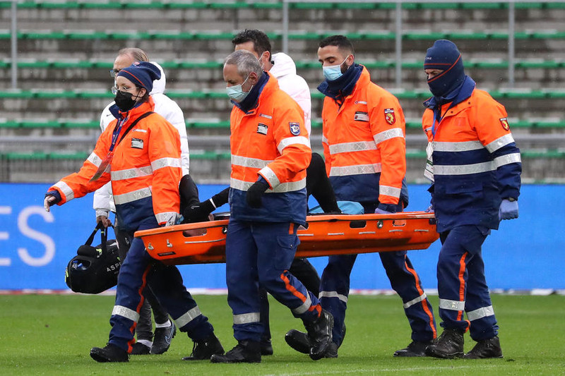 Neymar borinn af velli.