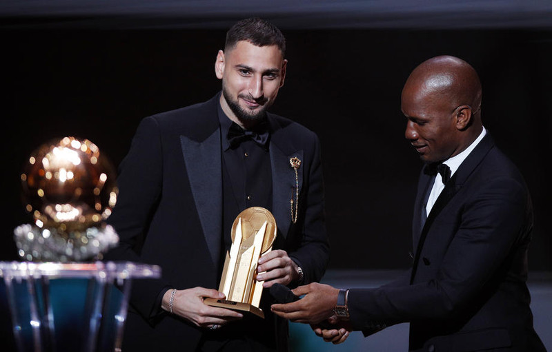 Gianluigi Donnarumma með verðlaunin í kvöld