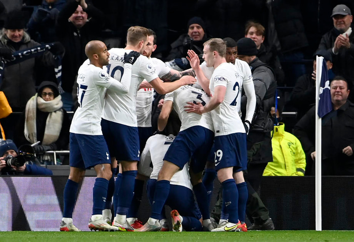 Leikmenn Tottenham fagna ásamt Son Heung-Min