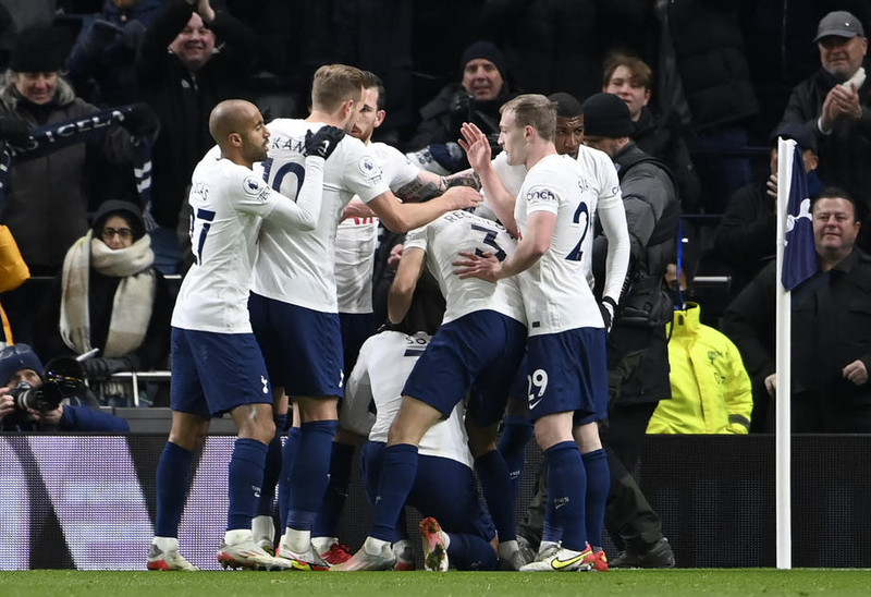 Leikmenn Tottenham fagna ásamt Son Heung-Min