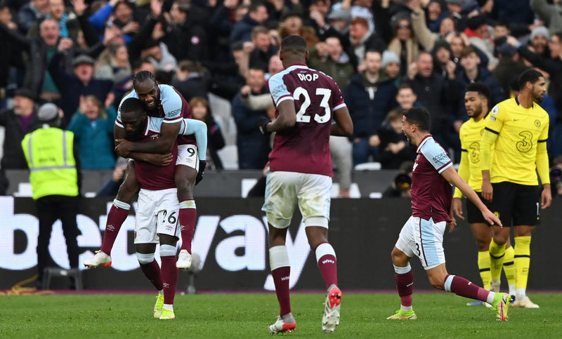 Masuaku fagnar hér marki með West Ham.