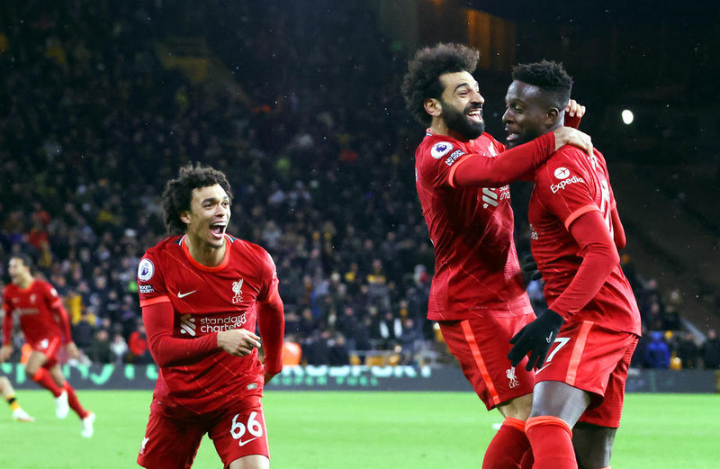 Divock Origi skoraði sigurmark og hér er Mohamed Salah alveg hreint í skýjunum með liðsfélaga sinn eftir markið