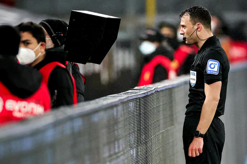 Felix Zwayer skoðaði atvikið með Hummels en ekki er Reus féll í teignum