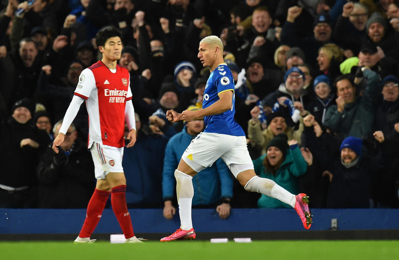 England: Everton með sigur í ótrúlegum leik