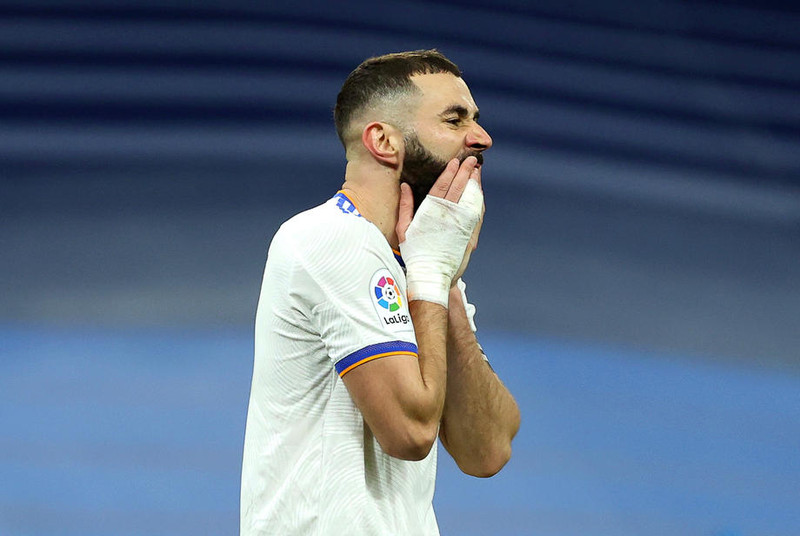 Benzema klikkaði á víti, meiddist og var svo rændur