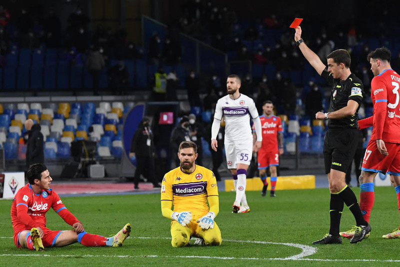 Bartlomiej Dragowski var rekinn af velli undir lok fyrri hálfleiks