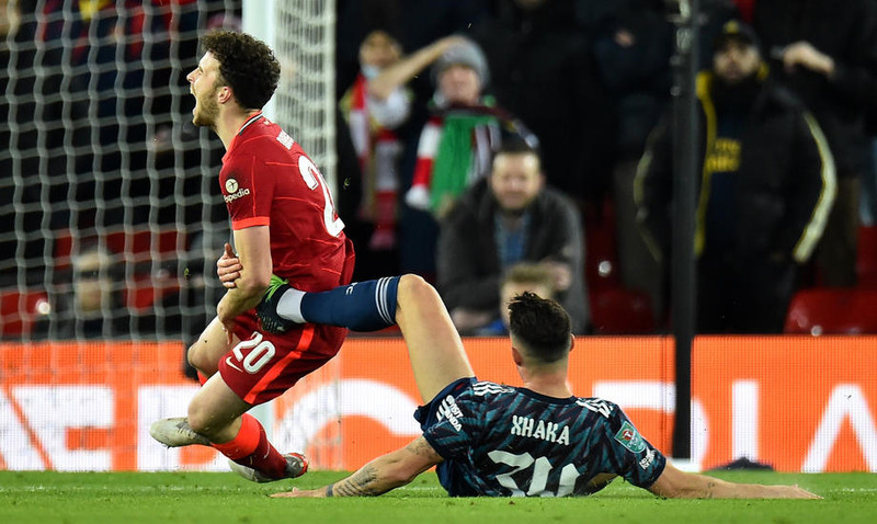 Granit Xhaka fór í heimskulega tæklingu á Diogo Jota og fékk rautt spjald fyrir