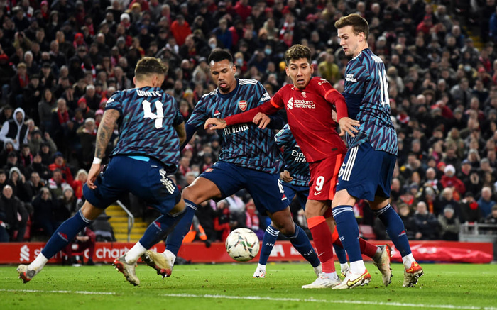 Ben White í baráttunni í leiknum í kvöld