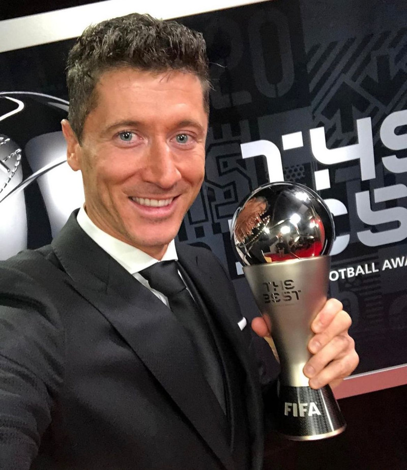 Lewandowski með bikarinn.