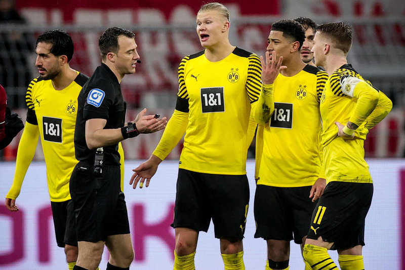 Bellingham skaut fast á Felix Zwayer.