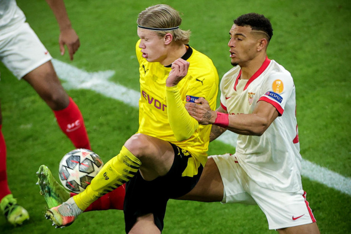 Diego Carlos í baráttunni við Erling Haaland, sóknarmann Dortmund.