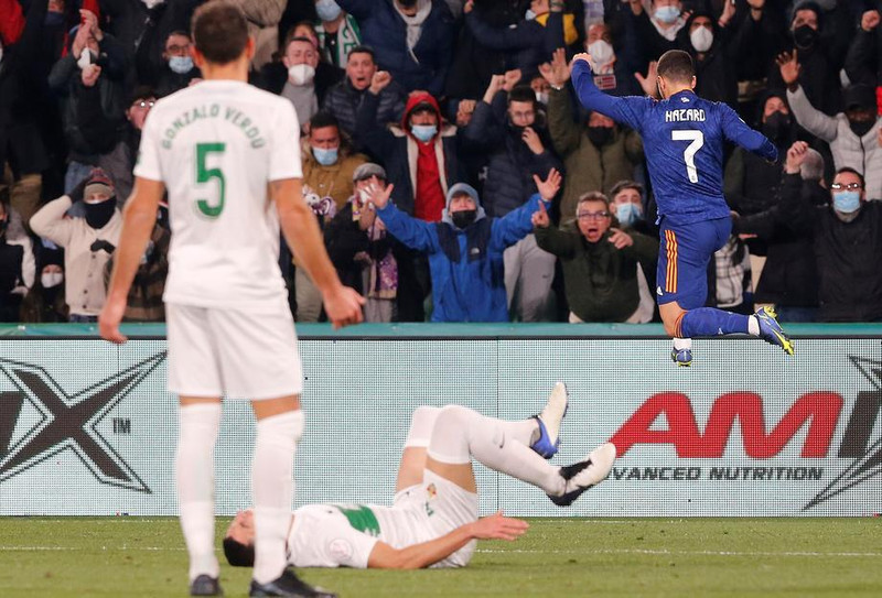 Hazard fagnar sigurmarki sínu.