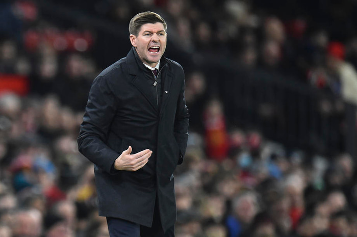 Gerrard pakkar Conte saman