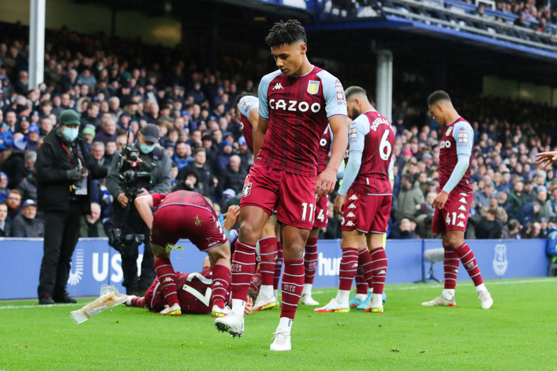 Ollie Watkins sparkar flöskunni í burtu