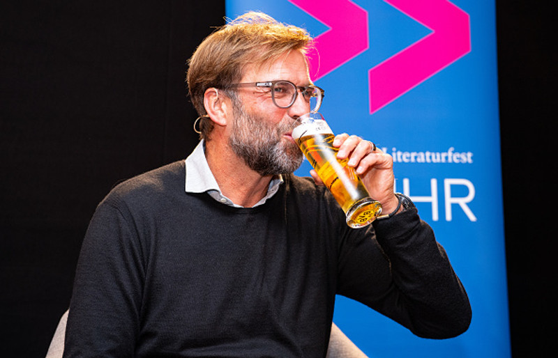 Klopp stökk úr rútunni og gaf stuðningsmönnum Peroni