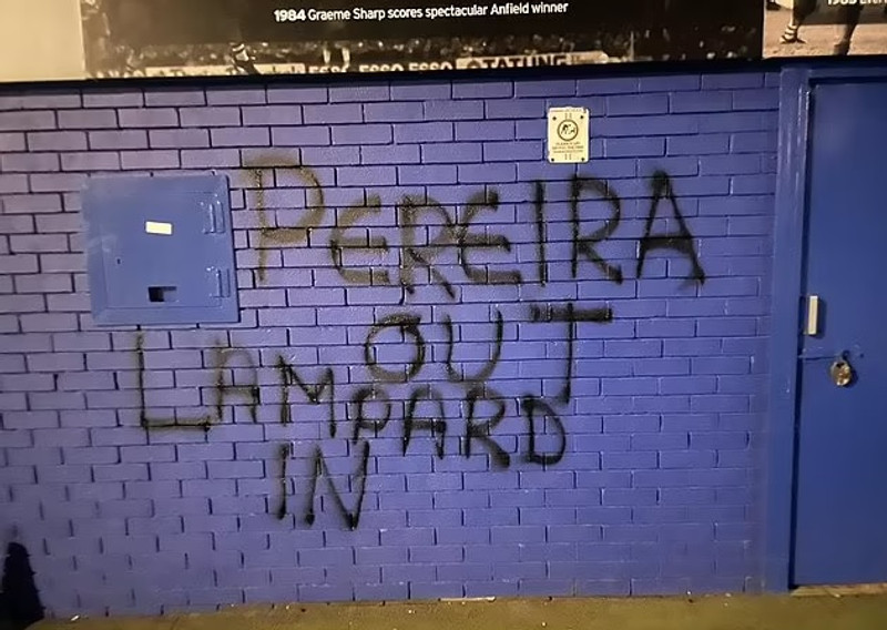 Spreyjað var á vegg fyrir utan Goodison Park.