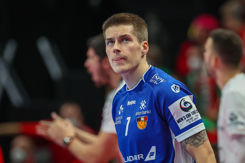 Hann lék sinn fyrsta A-landsleik í handbolta 25. október 2019 gegn Svíum.