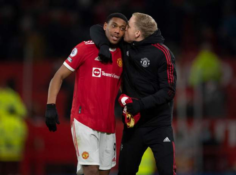 Anthony Martial fær koss.